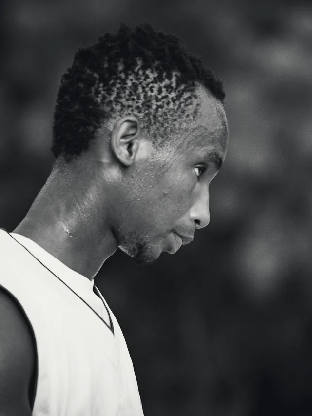 Portrait de profil de Lucas V., en maillot.
