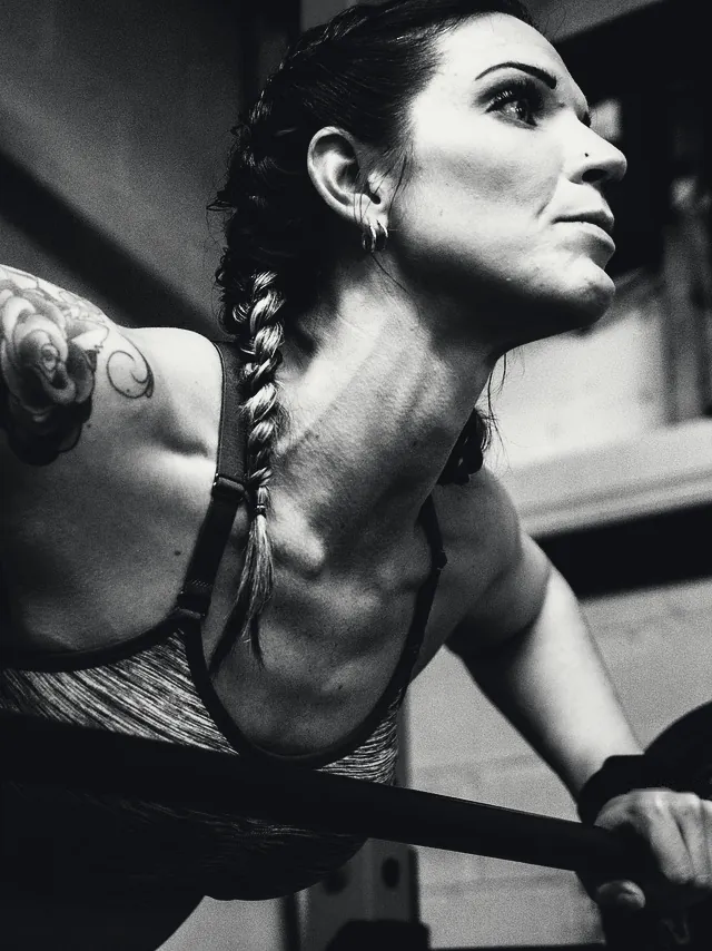 Portrait de Sofia M., penchée sur une barre de musculation.