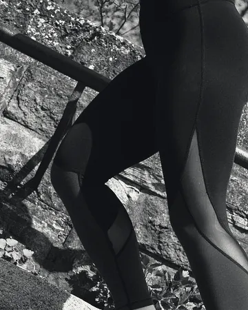 Legging de compression à empiècements transparents, en pleine foulée.