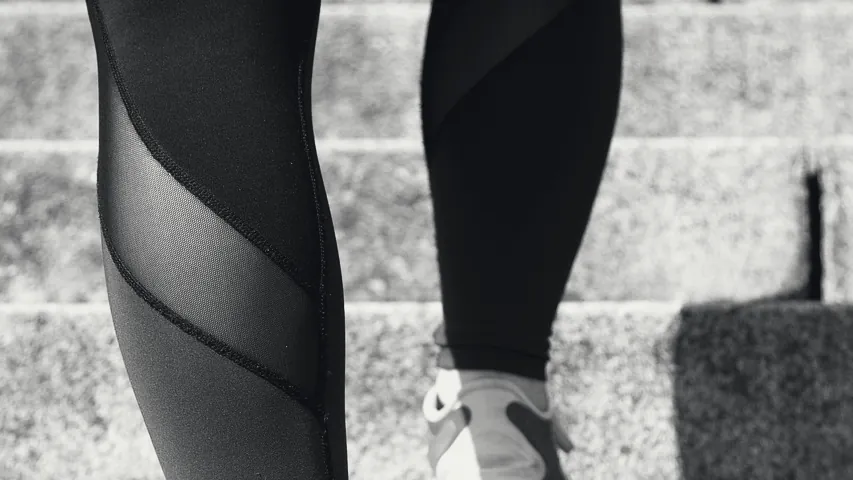 Legging de compression à empiècements, en montée d’escalier.